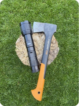 GIGANT WIELKA LATARKA LED BIAŁY CZERWONY LASER DALEKOSIĘŻNA PowerBank 2100m