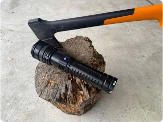 POTĘZNA LATARKA LED LASER DALEKOSIĘŻNA 2w1 XPE + COB Power-Bank 2000m USB-C